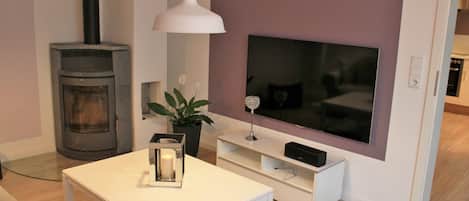 Smart-tv, een open haard, een filmbibliotheek en een stereo