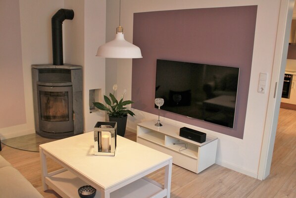 Smart TV, fireplace, video library, stereo