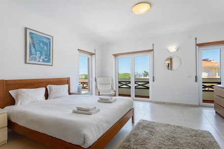 Iron/ironing board, WiFi, bed sheets. Villa 'Paraíso Da Lagoa' with Private Pool, Private Garden and Wi-Fi