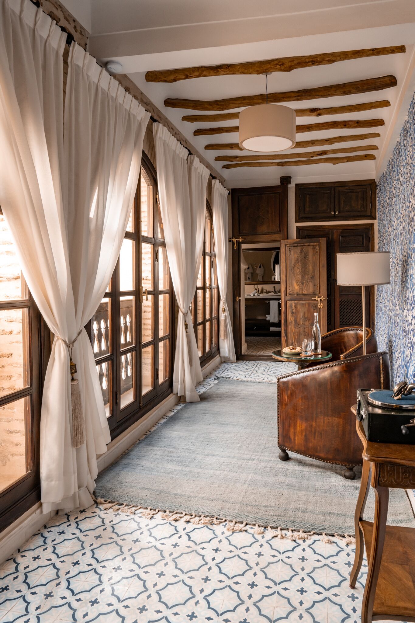 Suite Deluxe | Una cassaforte in camera, una scrivania, tende oscuranti