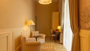 Deluxe Double Room | Living area