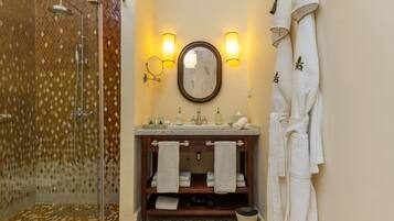 Luxury Double Room | Bathroom | Shower, free toiletries, hair dryer, slippers