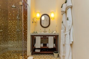 Luxury Double Room | Bathroom | Shower, free toiletries, hair dryer, slippers - Palais Beit Al Noor (Marrakech)