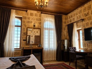 Deluxe Double Room | In-room safe, desk, laptop workspace, blackout drapes - Gazi Palace Otel (Mardin)