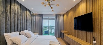 Four Tower Hotel And Suites 