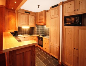 Private kitchen - Spacious Alpine Apartment by the Chairlifts (Les Deux Alpes)