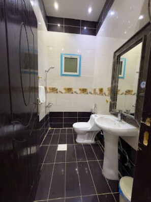 Dép đi trong nhà, khăn tắm, xà phòng, dầu gội 