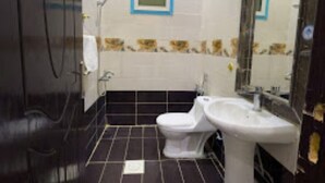 Ein Badezimmer mit Toilette, Waschbecken und Dusche.