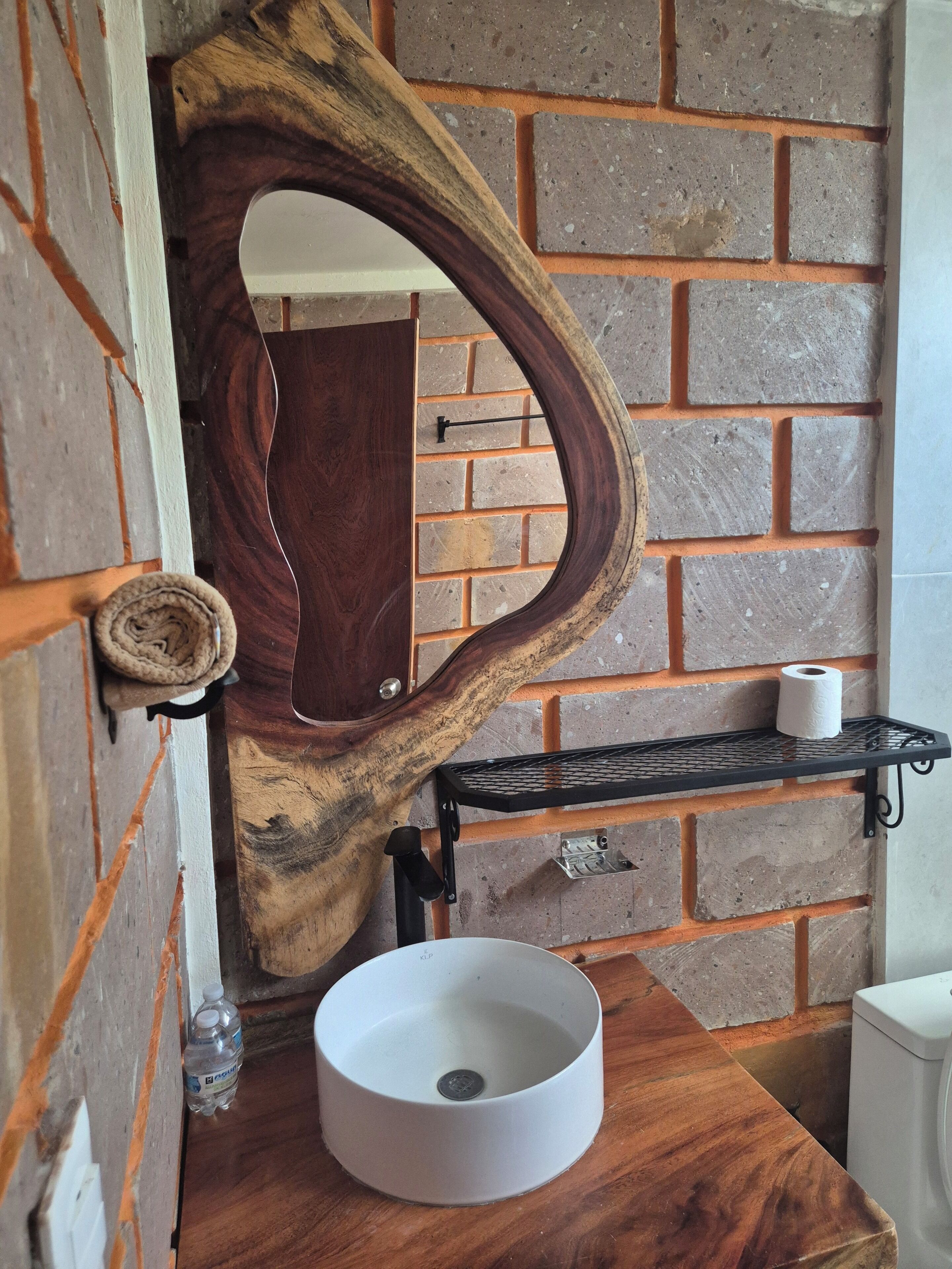Comfort-Dreibettzimmer, Balkon | Badezimmer | Dusche, Handtücher, Seife, Shampoo