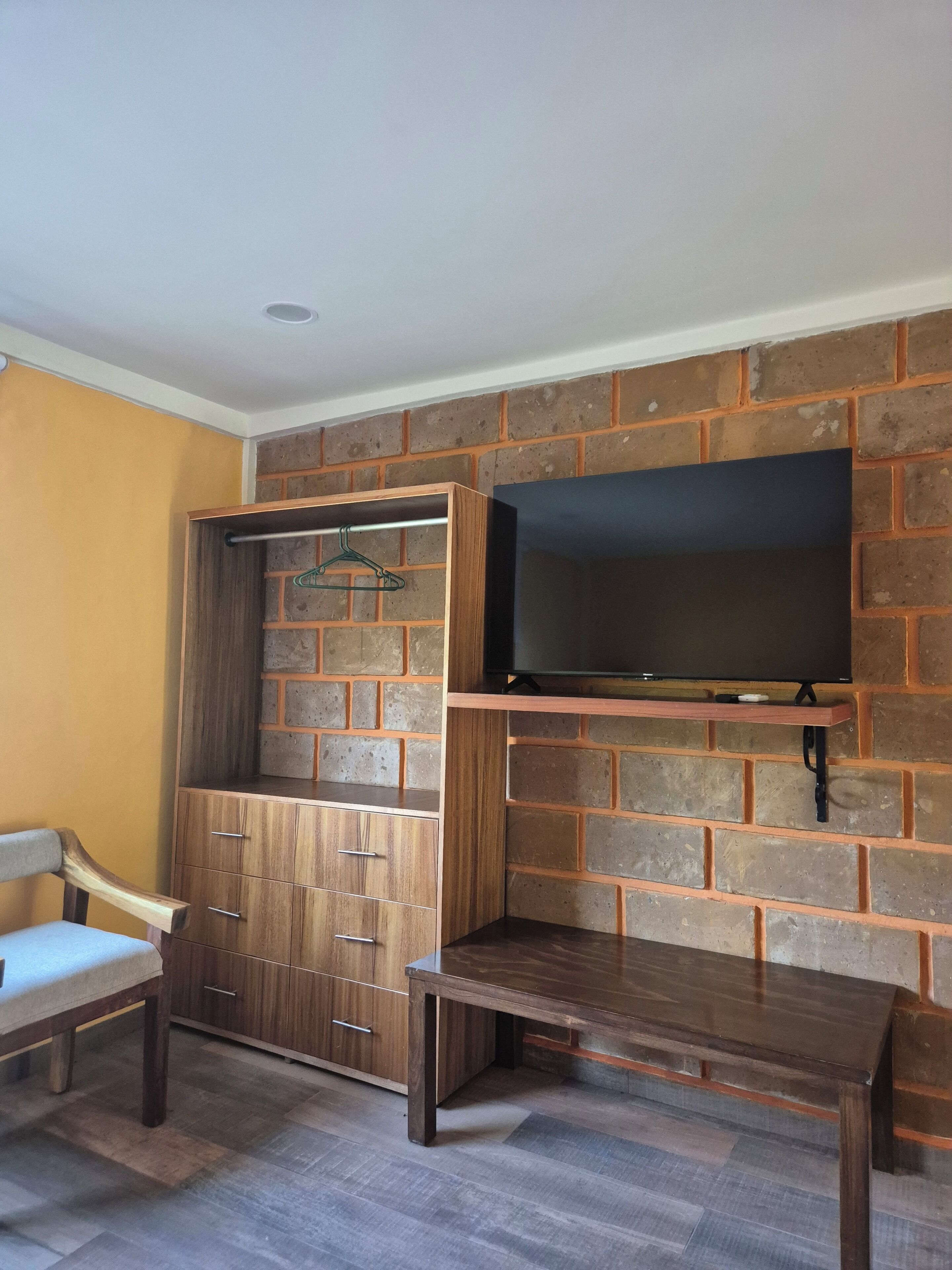 Habitación triple Confort, balcón | Edredones de plumas, tabla de planchar con plancha, wifi gratis