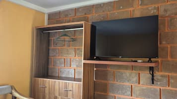Habitación triple Confort, balcón | Edredones de plumas, tabla de planchar con plancha, wifi gratis