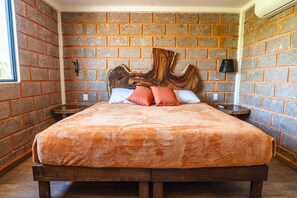 Habitación doble Confort, balcón | Edredón, tabla de planchar con plancha y wifi gratis 