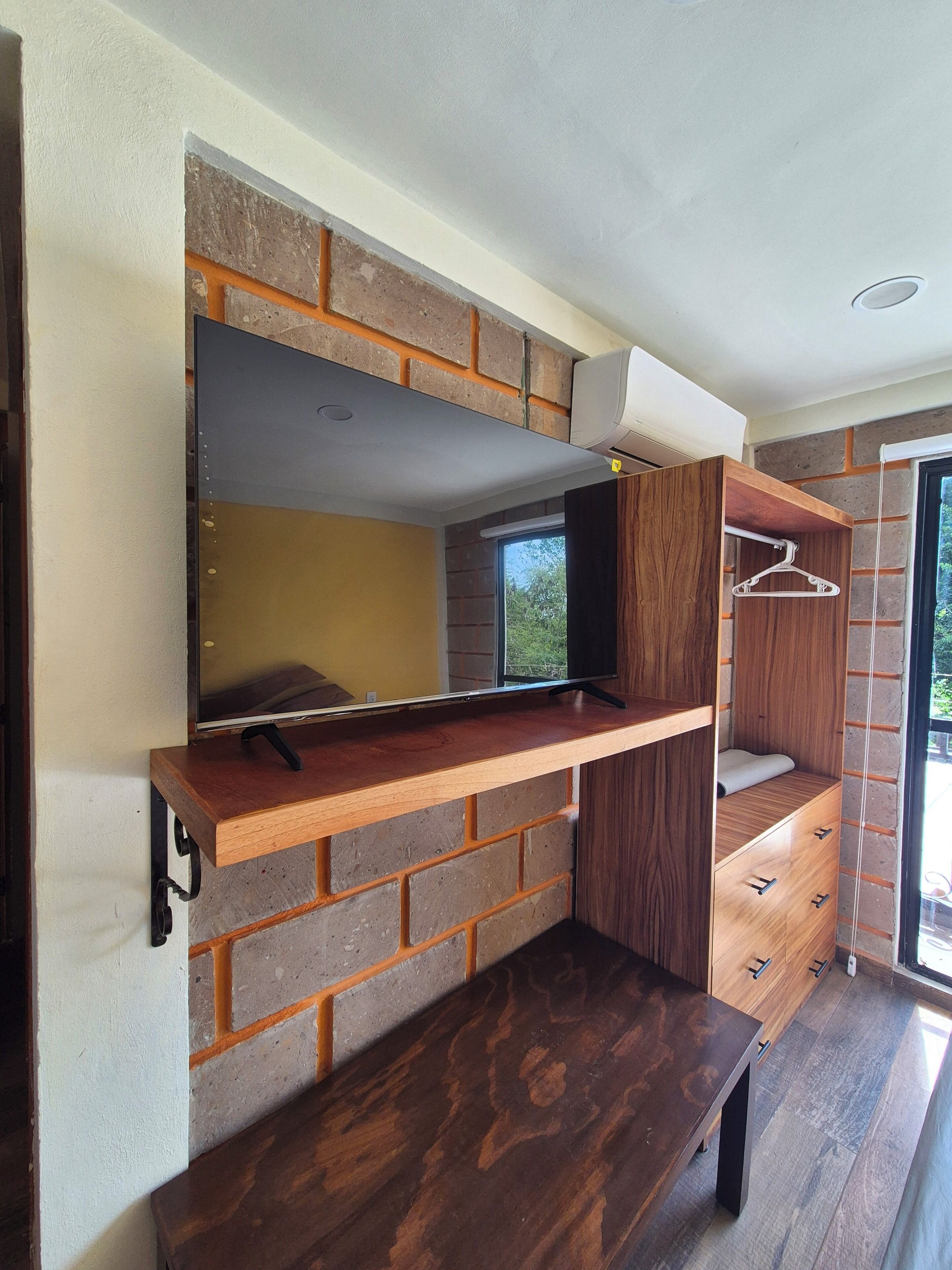 Cubrecamas, tabla de planchar con plancha y wifi gratis 