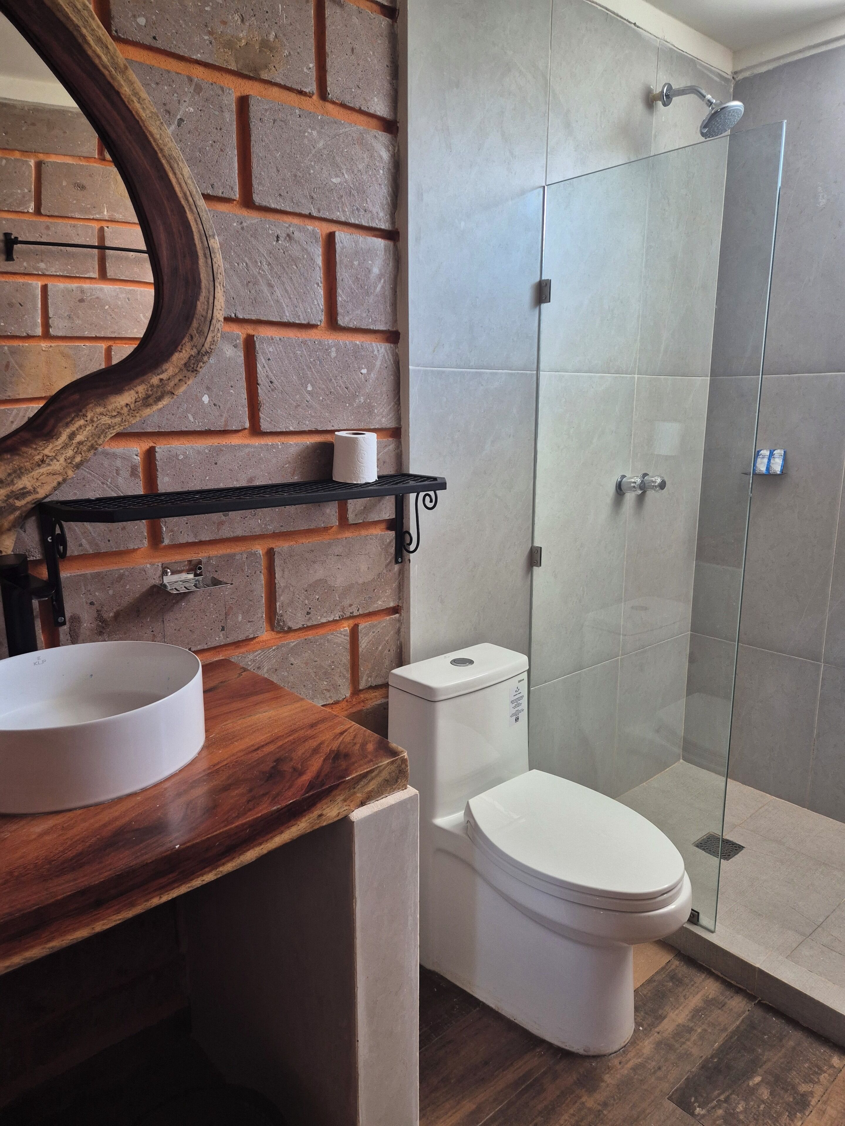 Comfort driepersoonskamer, balkon | Badkamer | Een douche, handdoeken, zeep, shampoo