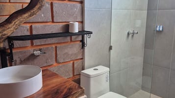 Comfort driepersoonskamer, balkon | Badkamer | Een douche, handdoeken, zeep, shampoo