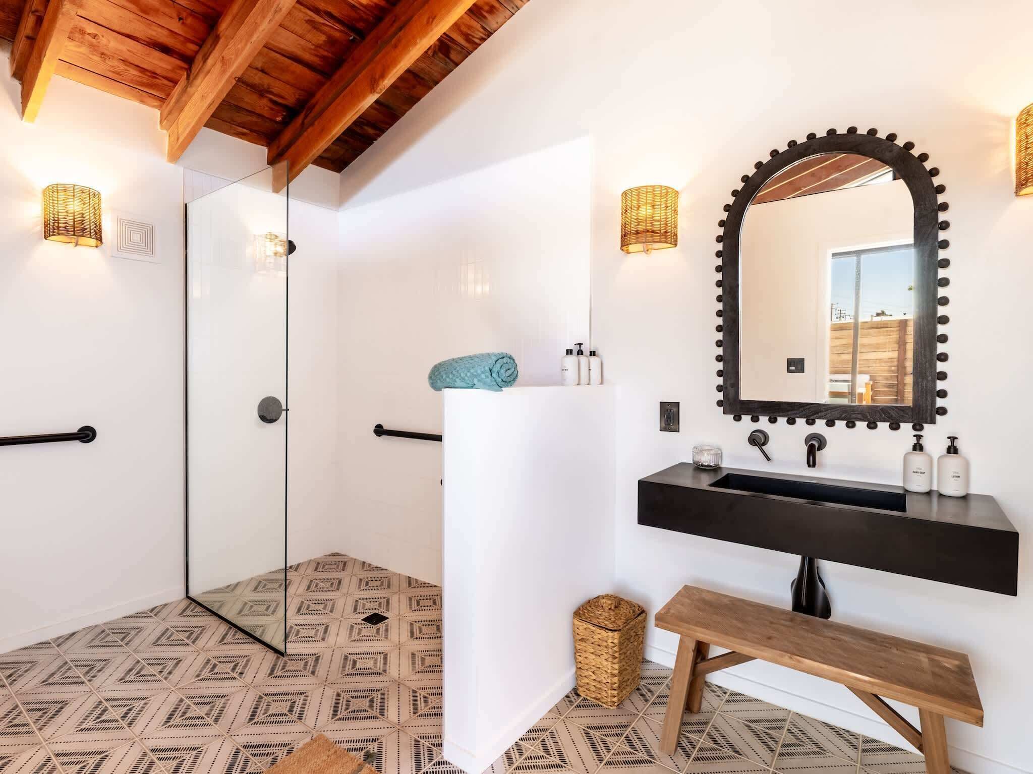 Een douche, een haardroger, handdoeken, shampoo