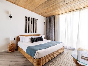 Desk, iron/ironing board, WiFi, bed sheets