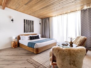 Desk, iron/ironing board, WiFi, bed sheets