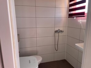 Shower, towels - Apartment 'D' with Shared Terrace and Wi-Fi (Bühl)