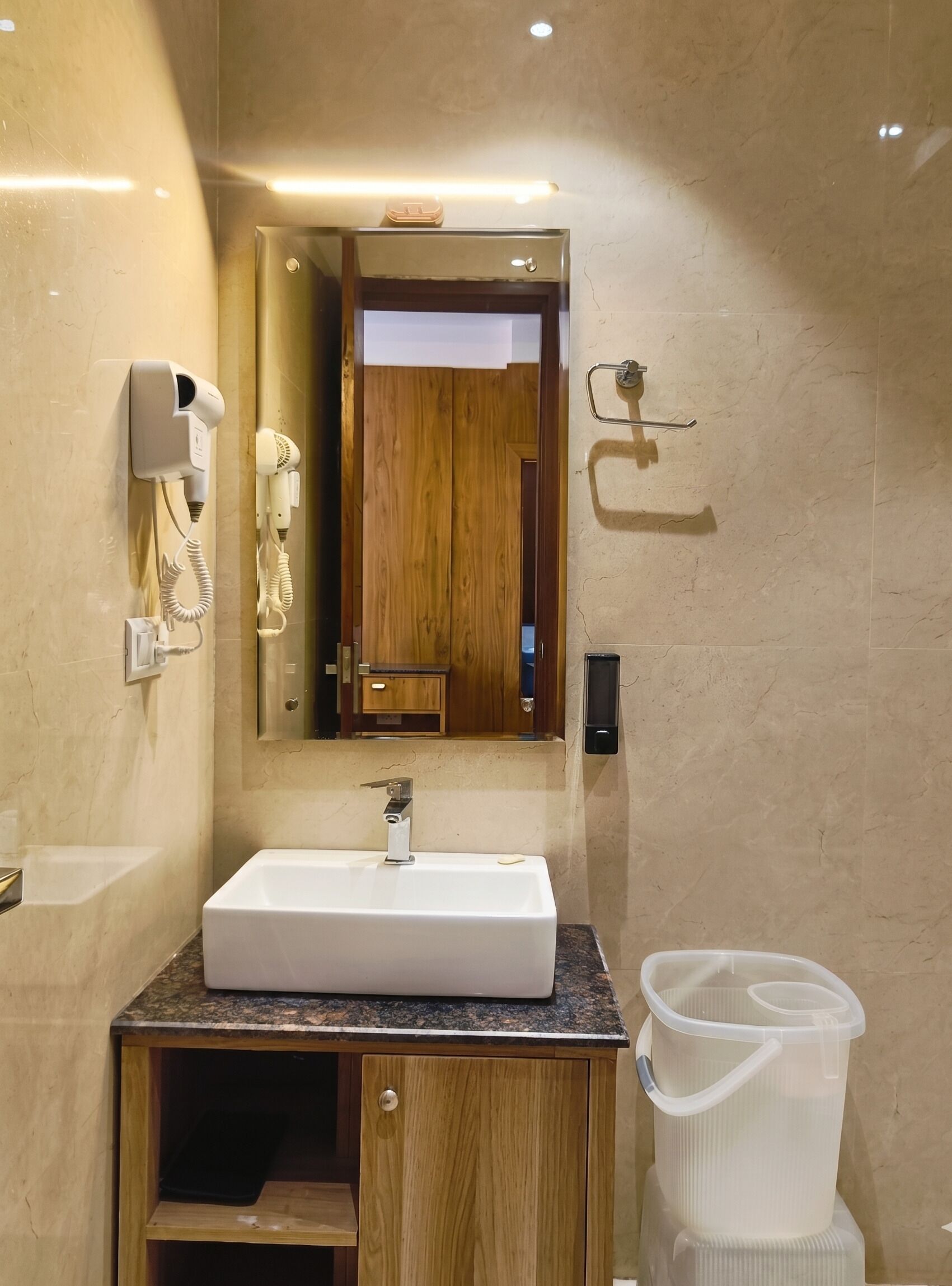 Shower, free toiletries, towels, shampoo