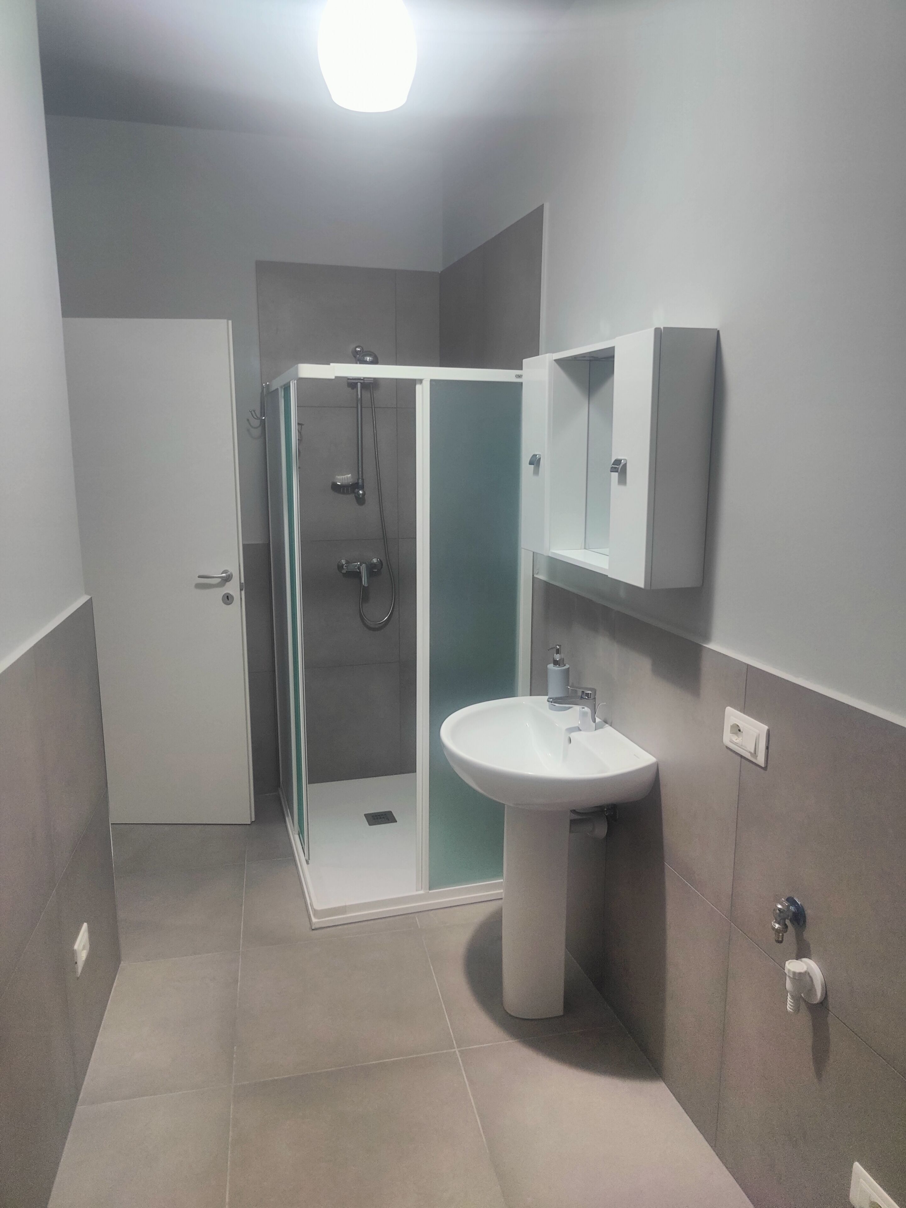 Douche, sèche-cheveux, bidet, serviettes fournies