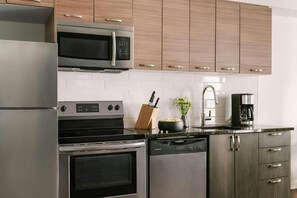 Apartment | Private kitchen - Nester Finn Square Victoria (Montréal)