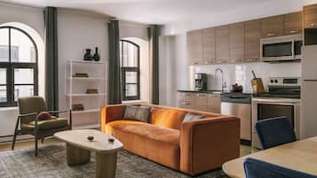 Refrigerador con freezer, microondas, horno, placa de cocina