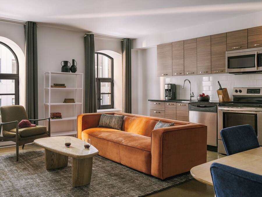 Full-sized fridge, microwave, oven, stovetop
