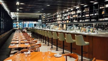 2 restaurants; lunch, dinner, and brunch served