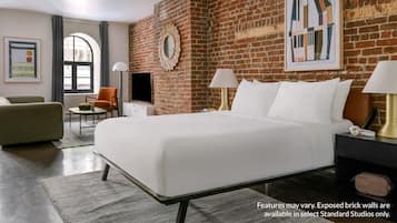 Estudio estándar, 1 cama Queen size | Área de sala de estar | Televisión de pantalla plana de 42 pulgadas con canales digitales