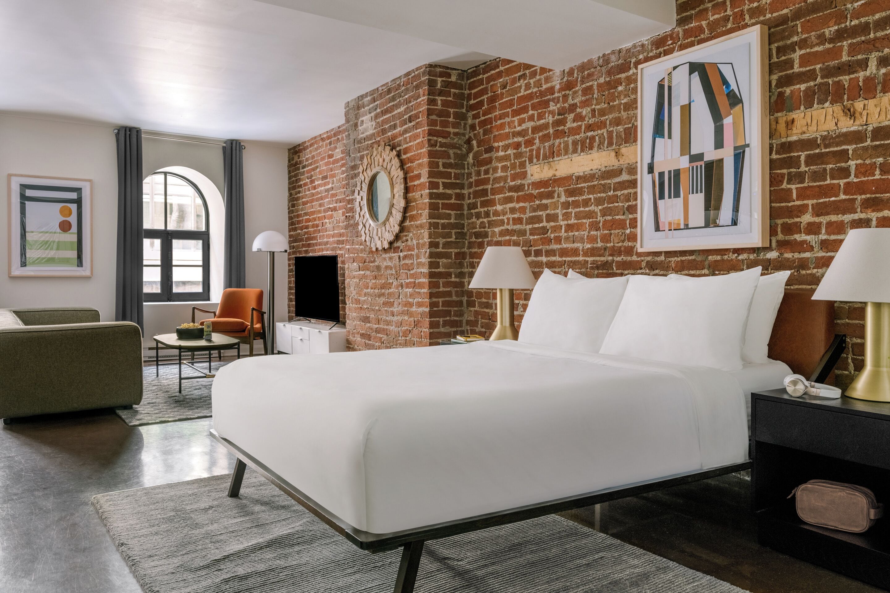 Estudio estándar, 1 cama de matrimonio | Espacio para trabajar con un portátil y tabla de planchar con plancha