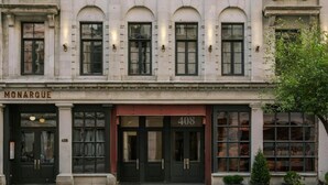 A building with a sign 'MONARQUE' and the number '408' on the facade. - Nester Finn Square Victoria (Montréal)