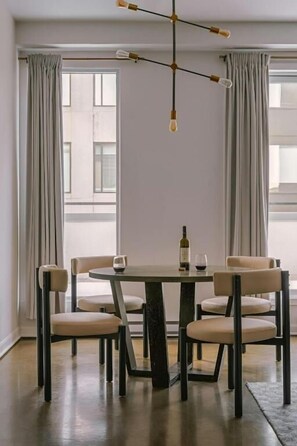 Apartment | Dining - Nester Finn Square Victoria (Montréal)