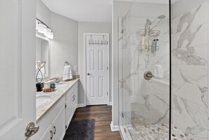 Shower, hair dryer, towels, soap - Beautifully decorated 2 bedroom, 2 bath condo on Lake Hamilton.  Pet friendly! (Hot Springs)