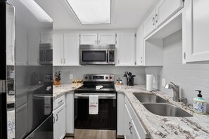 Private kitchen - Beautifully decorated 2 bedroom, 2 bath condo on Lake Hamilton.  Pet friendly! (Hot Springs)