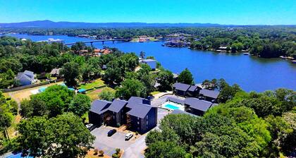 Beautifully decorated 2 bedroom, 2 bath condo on Lake Hamilton. Pet friendly!