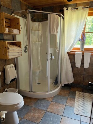 Dusche, Haartrockner, Handtücher, Seife
