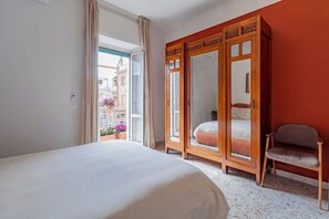 Room - Bright Design Apartment near Vatican – Balcony & AC (Roma)
