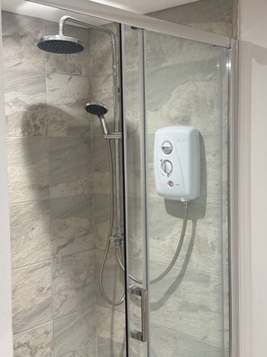 Shower, hair dryer, towels, soap - Two bedroom pet Friendly, Barn Conversion in the New Forest. (Lyndhurst)