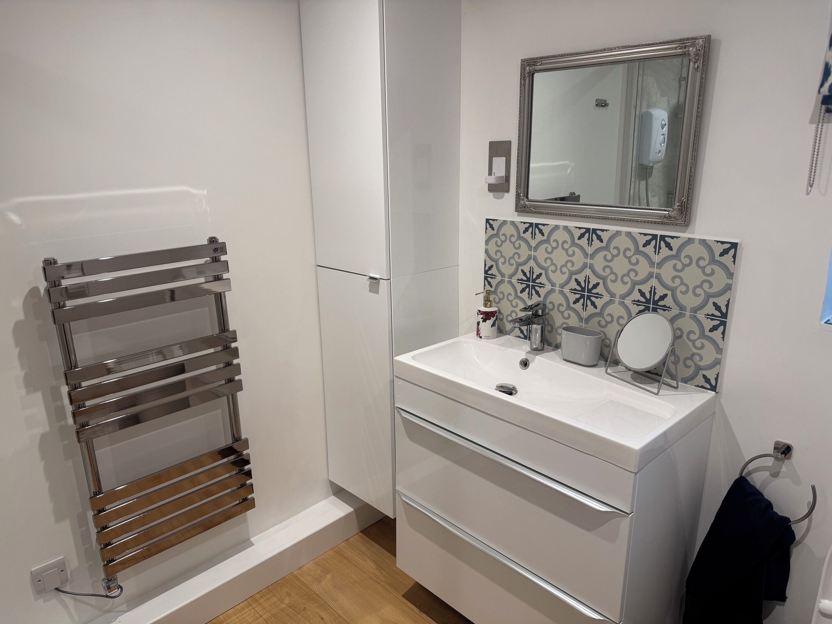 Dusche, Haartrockner, Handtücher, Seife