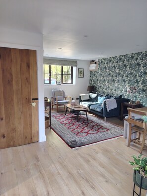 Smart TV, books - Two bedroom pet Friendly, Barn Conversion in the New Forest. (Lyndhurst)