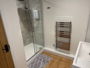 Dusche, Haartrockner, Handtücher, Seife