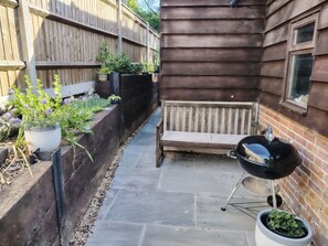 Terrace/patio - Two bedroom pet Friendly, Barn Conversion in the New Forest. (Lyndhurst)