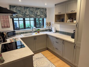 Fridge, microwave, oven, stovetop - Two bedroom pet Friendly, Barn Conversion in the New Forest. (Lyndhurst)