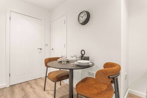 Dining - Lovely 1 Bedroom Apartment in Leeds w WiFi (Leeds)