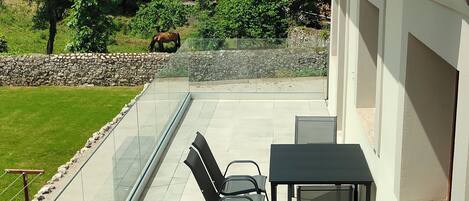Departamento Confort, 3 habitaciones, para no fumadores, vista al jardín | Restaurante al aire libre