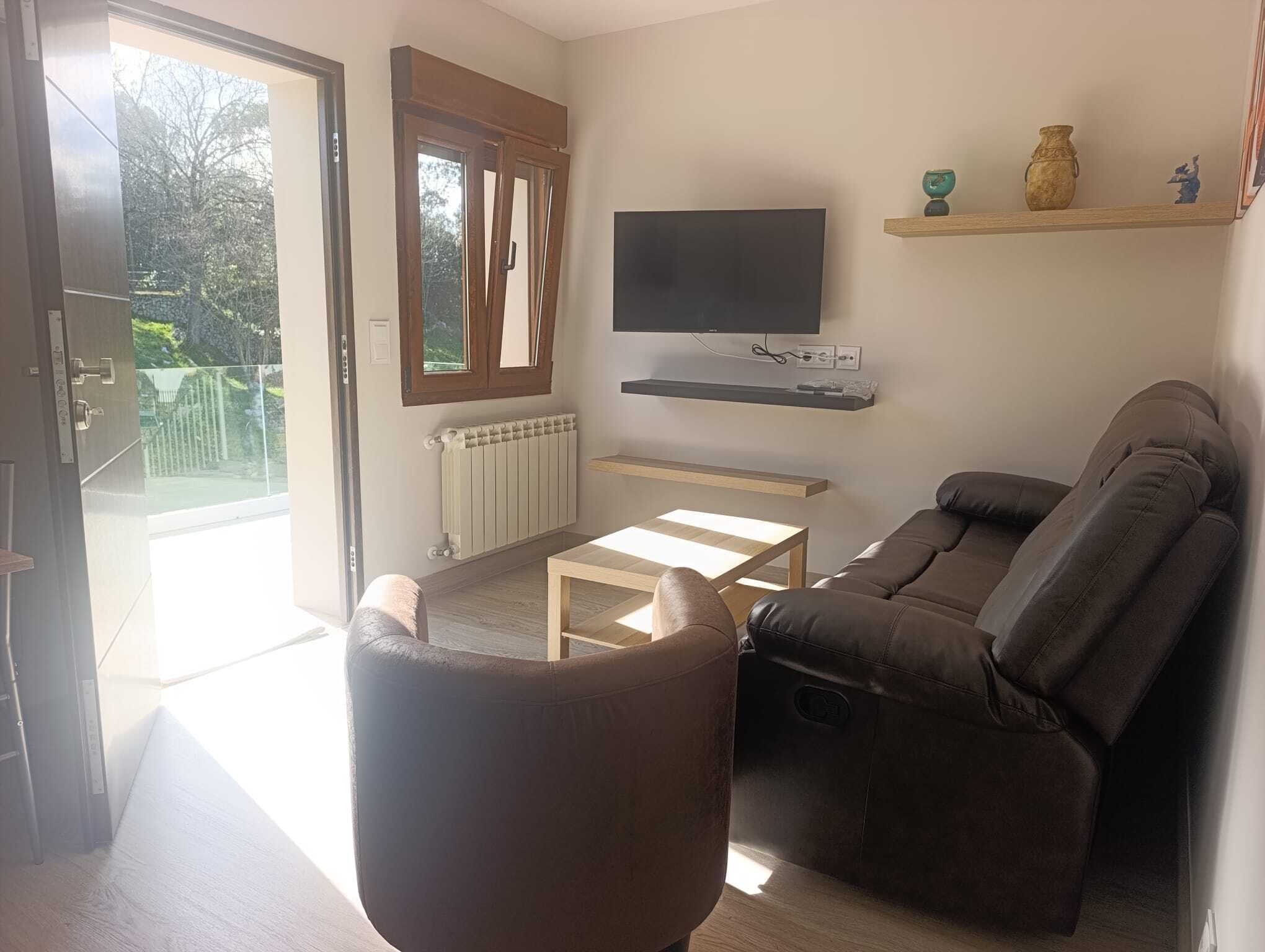 Comfort Apartment, 3 Bedrooms, Non Smoking, Garden View | Ruang tamu | 42 inci sebuah televisyen pintar dengan digital 