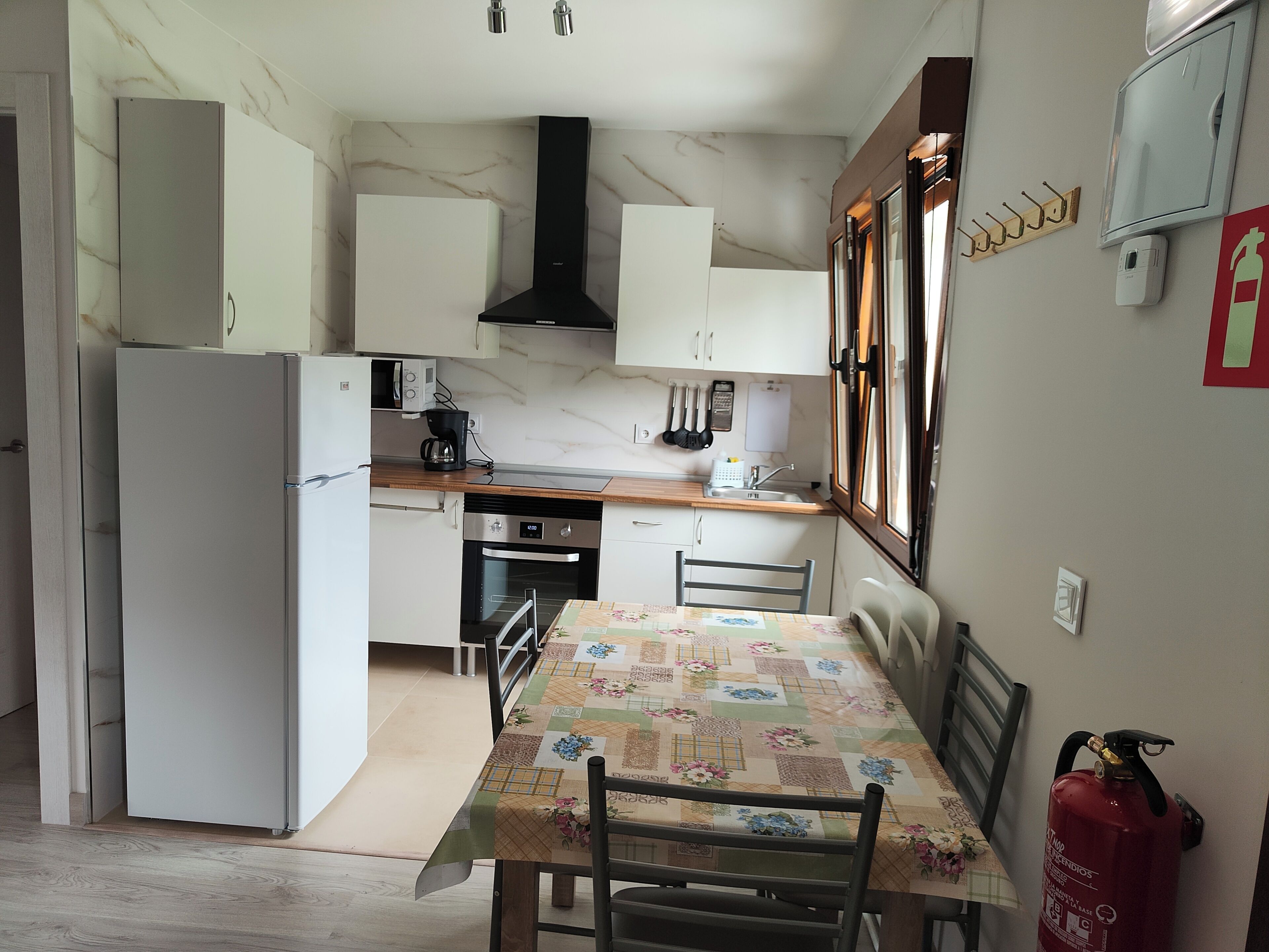 Departamento Confort, 3 habitaciones, para no fumadores, vista al jardín | Cocina privada | Refrigerador, microondas, parrilla de estufa y cafetera y tetera 