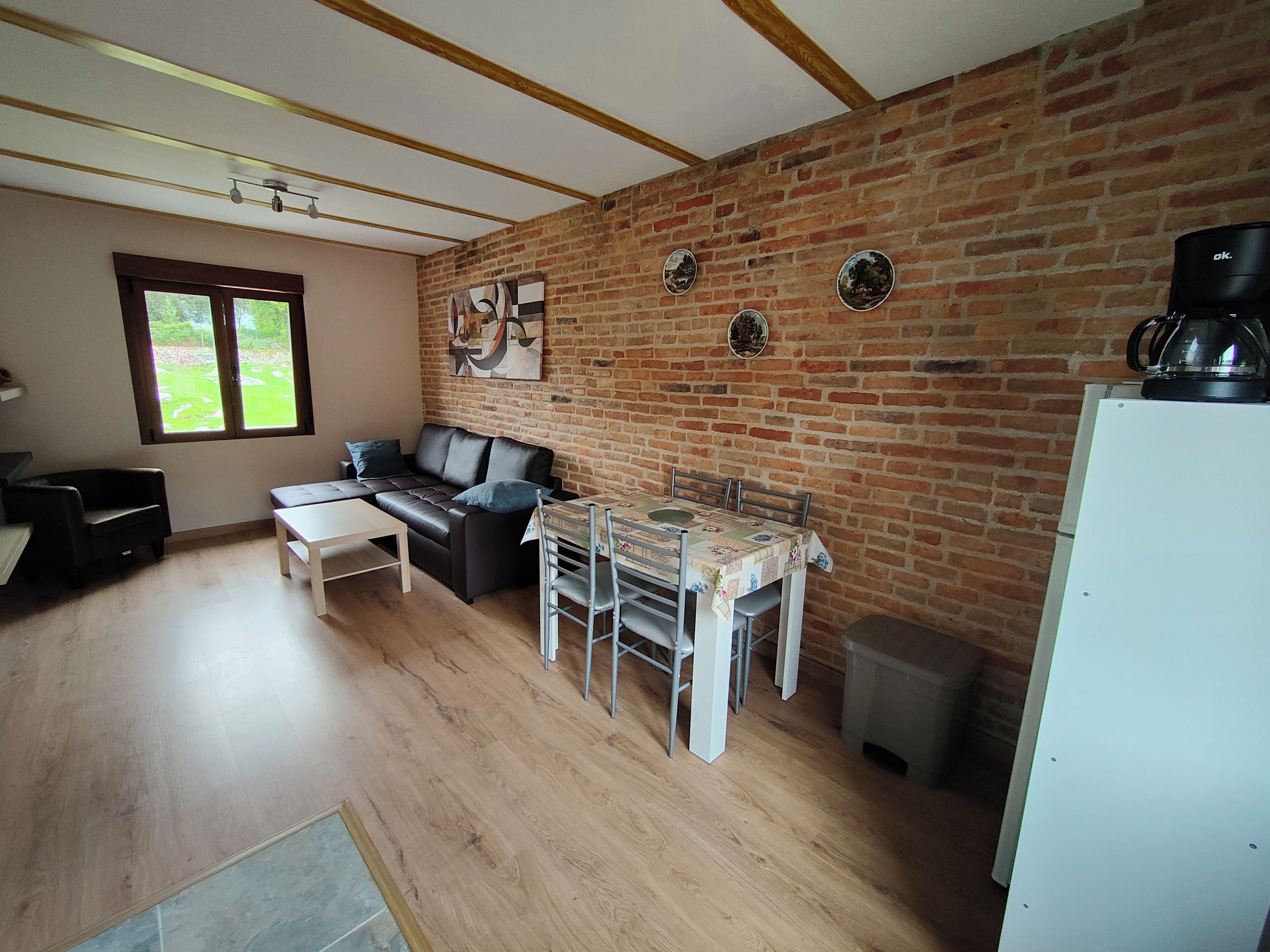 Apartamento Confort, 2 habitaciones, no fumadores | Zona de estar | Smart TV de 42 pulgadas con canales digitales