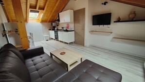 コンフォート アパートメント 2 ベッドルーム 禁煙 タワー | リビング エリア | 42 インチのスマートテレビ (デジタル放送視聴可)